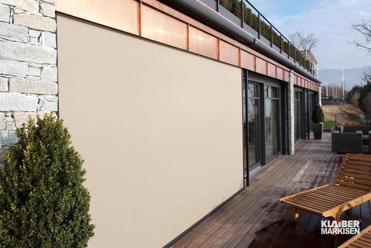 Ein großes Gebäude mit einem Kupferdach und einer Terrasse