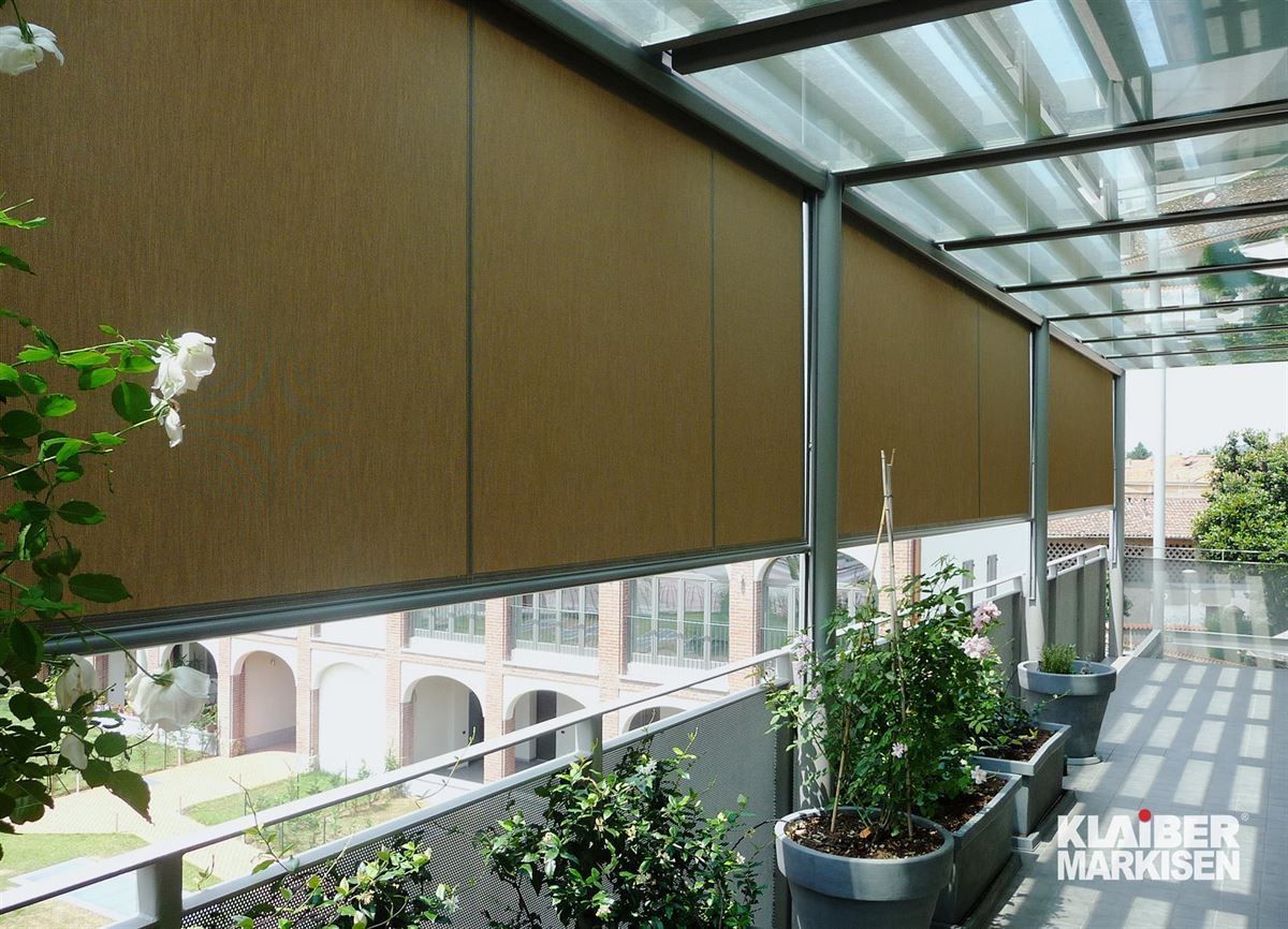 Ein Balkon mit Pflanzen und einem Schild mit der Aufschrift „Klaber Markisen“