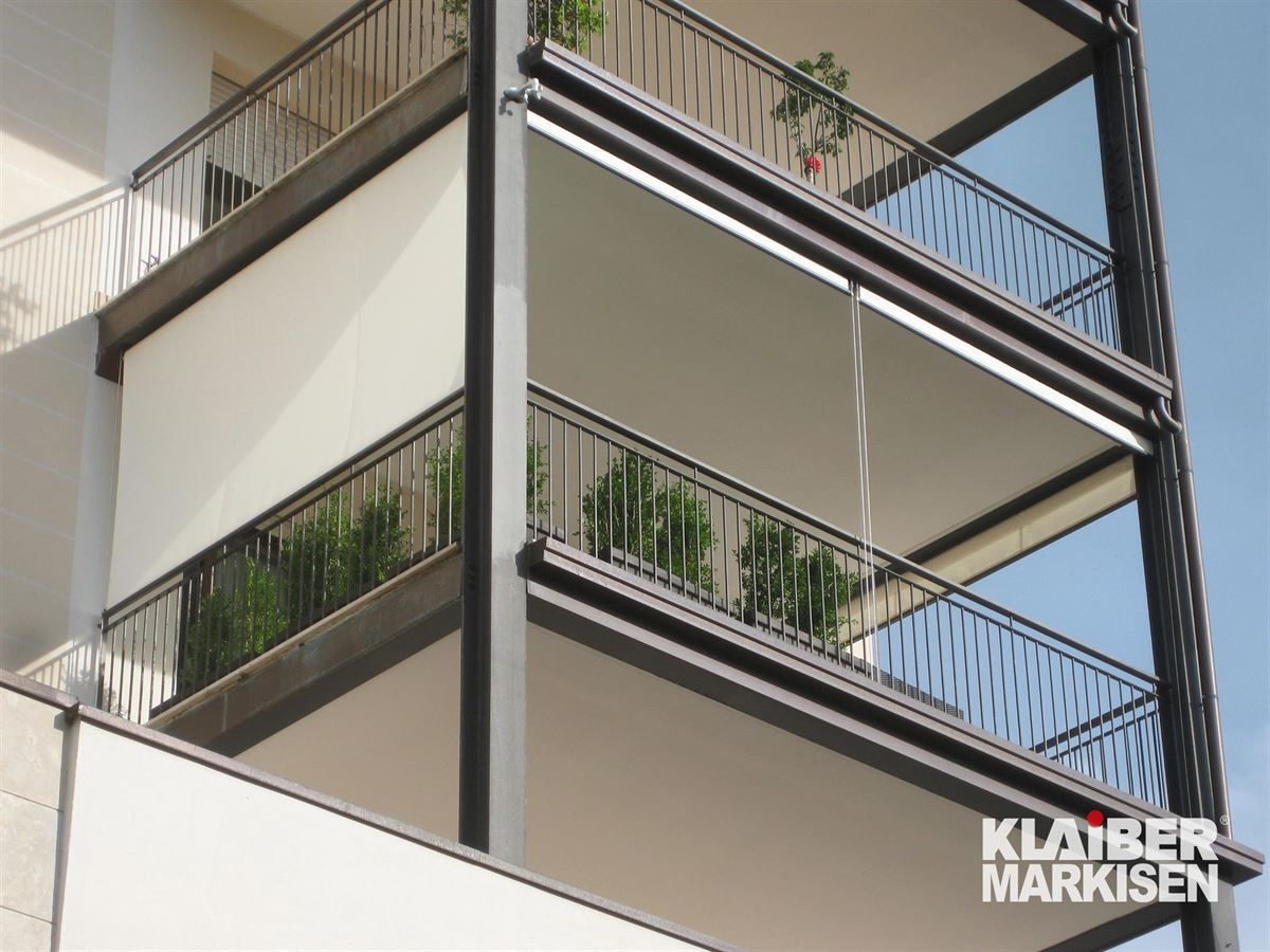 Ein Gebäude mit einem Balkon und einem Schild mit der Aufschrift „Klaber Markisen“