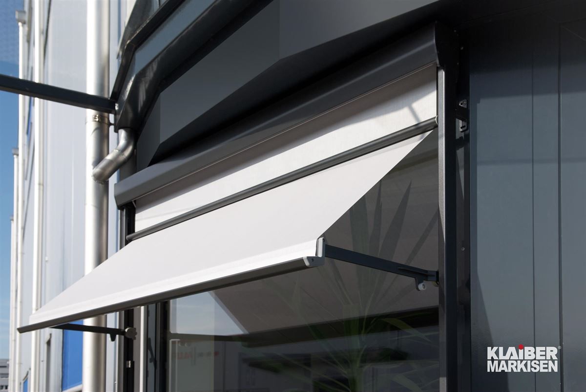 Ein großes Fenster mit einer weißen Markise