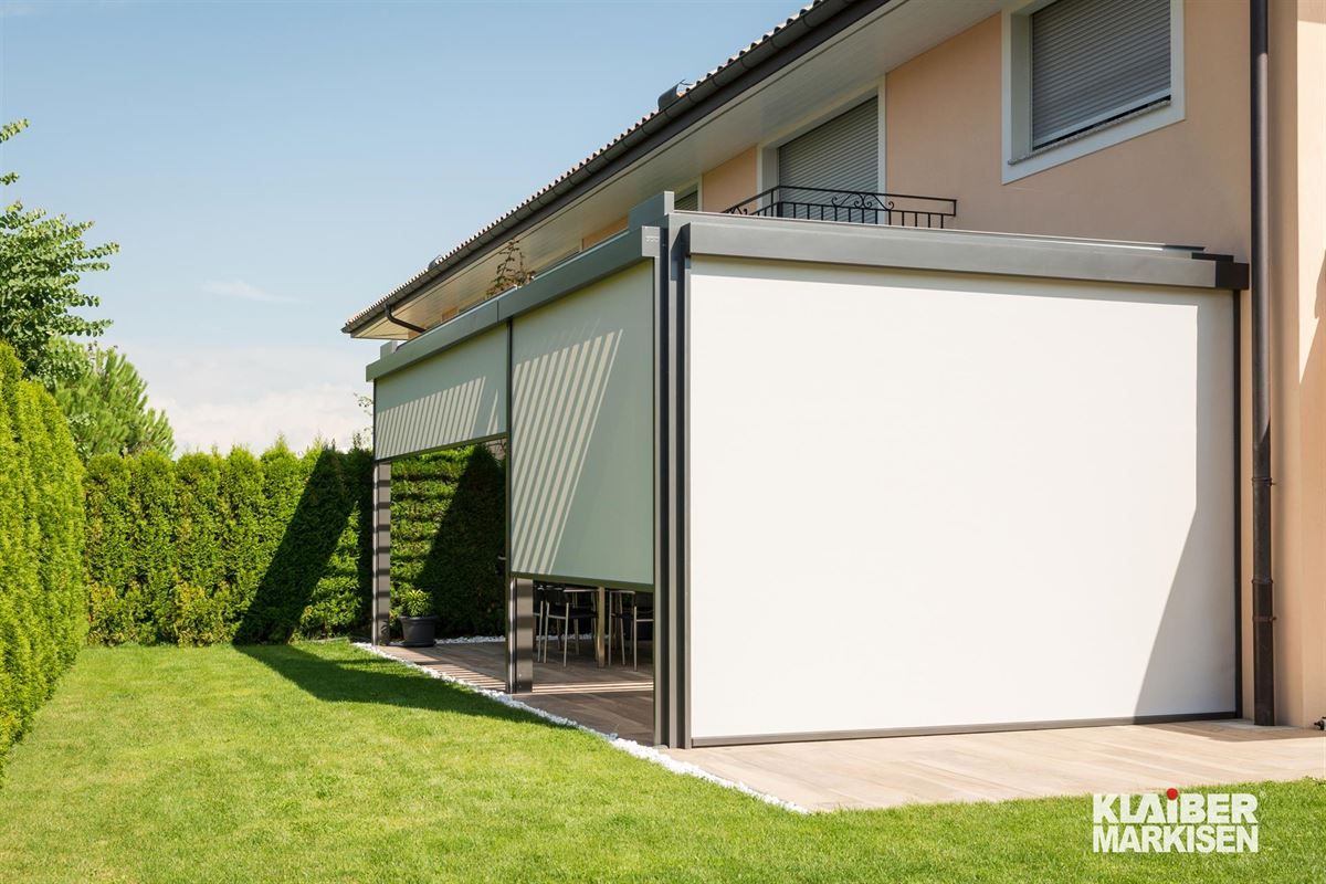 Ein Haus mit einem weißen Bildschirm an der Seite