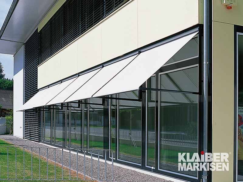 Ein Gebäude mit einer weißen Markise an der Seite