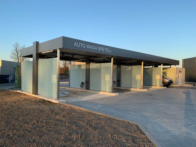 Ein Auto ist vor einer Autowaschanlage geparkt.