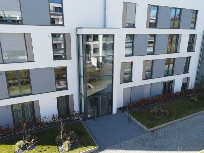 Eine Luftaufnahme eines Gebäudes mit vielen Fenstern