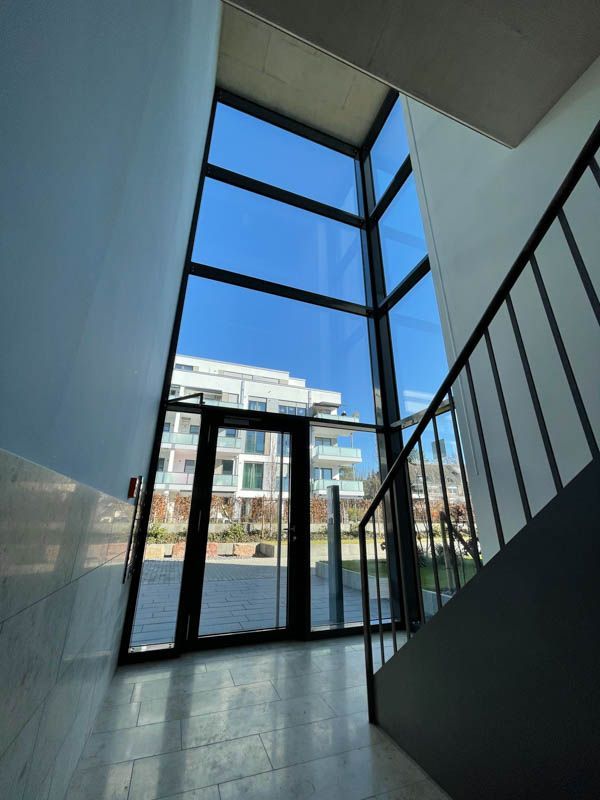 Ein Gebäude mit einer Treppe und einem großen Fenster