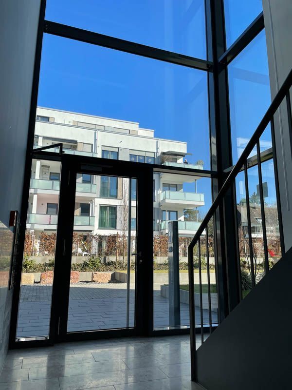 Ein Gebäude mit vielen Fenstern und Treppen