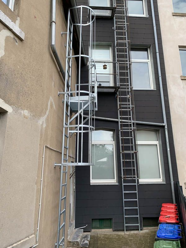 Eine Leiter ist an der Seite eines Gebäudes befestigt