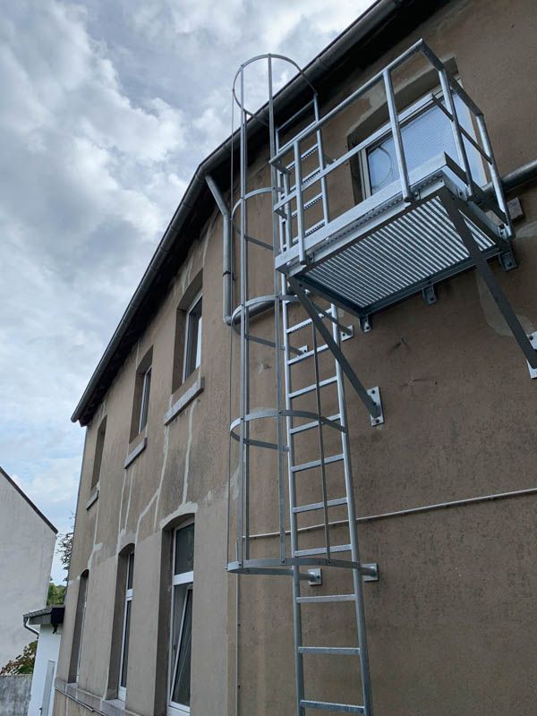 Eine Leiter ist an der Seite eines Gebäudes befestigt