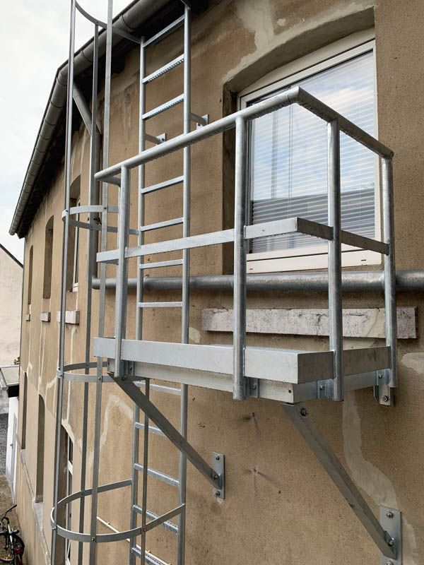 Eine Feuerleiter ist an der Seite eines Gebäudes angebracht