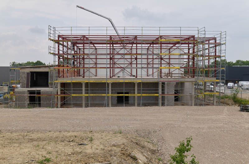 Es wird ein großes Gebäude errichtet, das von einem Gerüst umgeben ist.