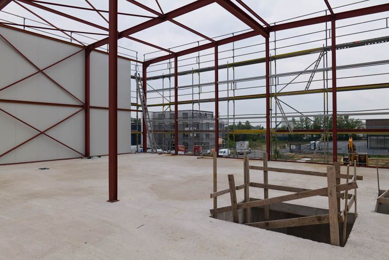 Das Innere eines im Bau befindlichen Gebäudes mit Gerüst