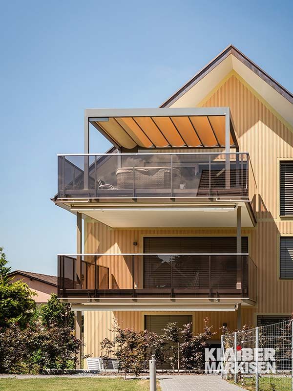 Ein Haus mit Balkon und Pergola darüber