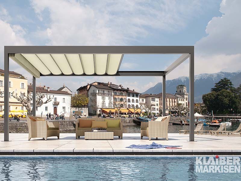 Eine Pergola über einem Swimmingpool mit einer Stadt im Hintergrund