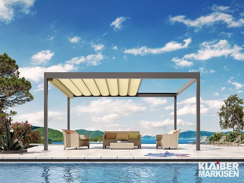 Eine Pergola steht neben einem Swimmingpool.