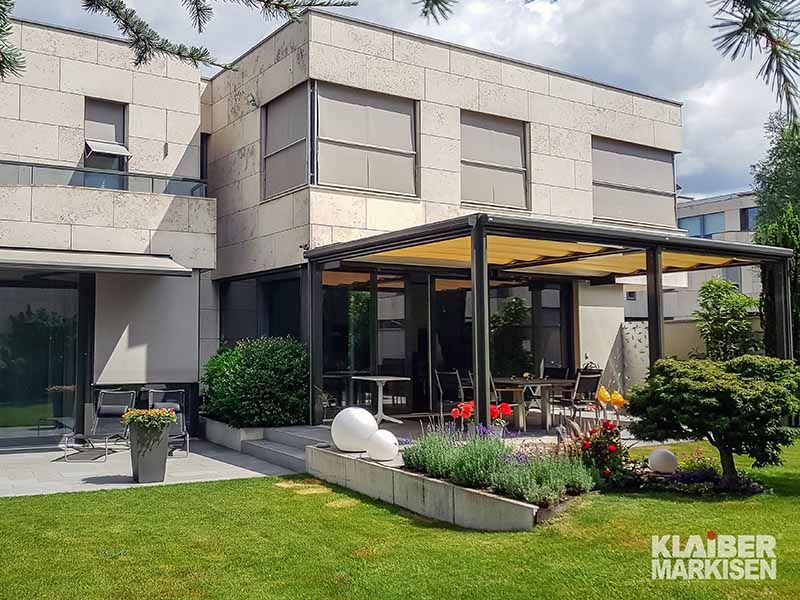 Ein großes Haus mit einer großen Wiese davor.