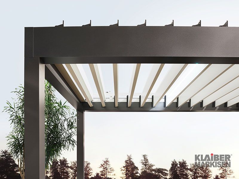 Eine Nahaufnahme einer Pergola mit Bäumen im Hintergrund