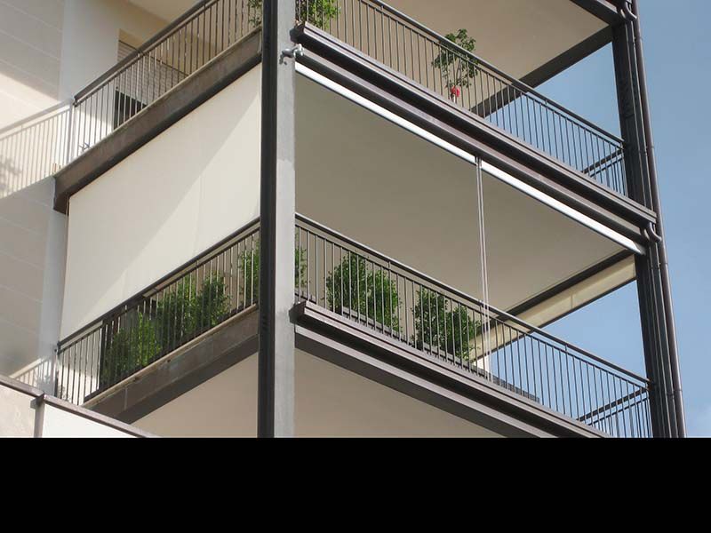 Ein Gebäude mit vielen Balkonen und Pflanzen darauf