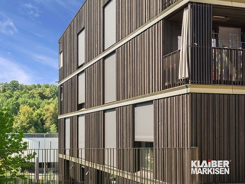 Ein großes Gebäude mit vielen Fenstern und Balkonen.