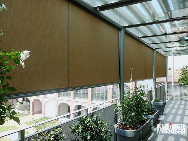 Ein Balkon mit Pflanzen und einem Schild mit der Aufschrift „Klarer Markussen“