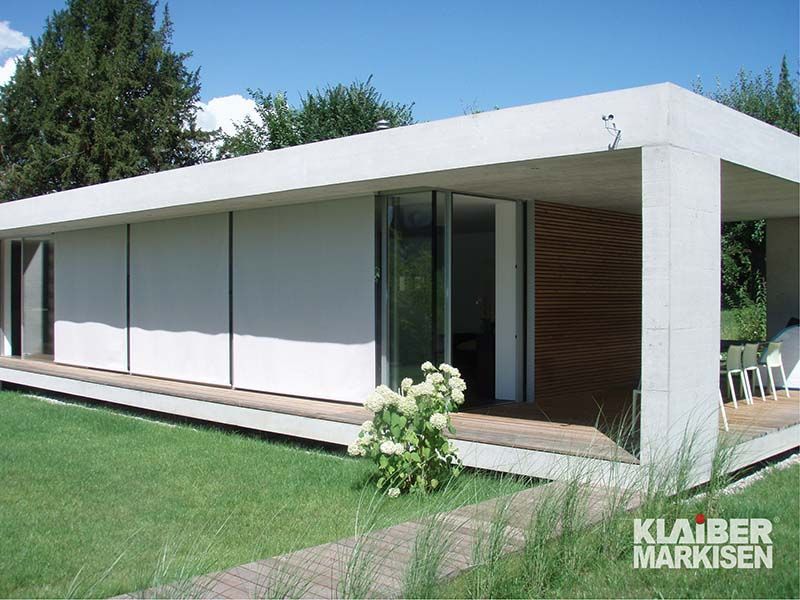 Ein weißes Haus mit einem Schild mit der Aufschrift Klaiber Markisen