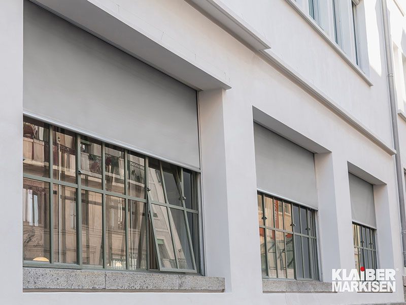 Ein Gebäude mit vielen Fenstern und dem Wort „klarer“ auf der Unterseite