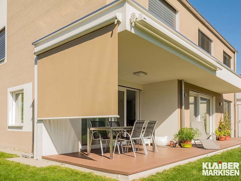 Es gibt eine Terrasse mit einem Tisch und Stühlen.