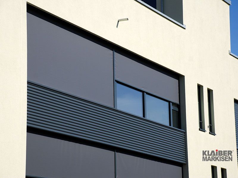 Ein Gebäude mit einem Schild mit der Aufschrift „Kiaiber Markisen“