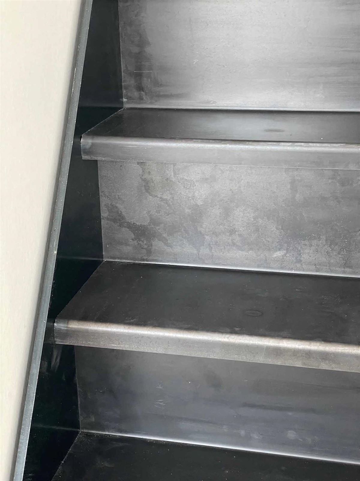 Eine Nahaufnahme einer Metalltreppe.