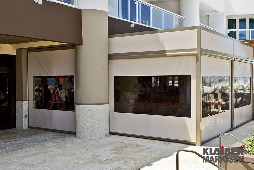 Ein Gebäude mit einem großen Fenster und einem Schild mit der Aufschrift „klarer“