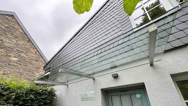 Ein Gebäude mit einem Glasdach über der Tür