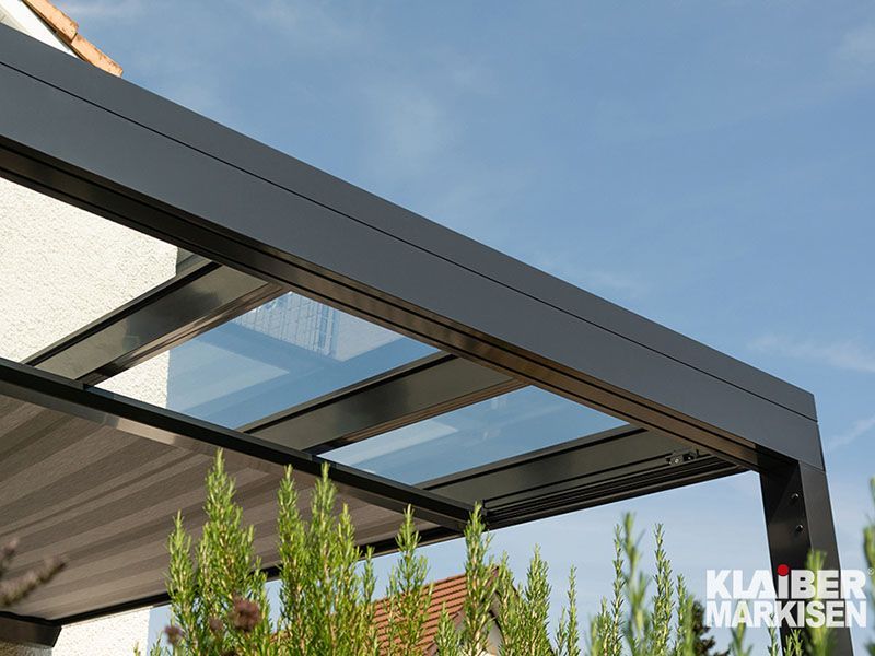 Eine Nahaufnahme einer Pergola mit Glasdach