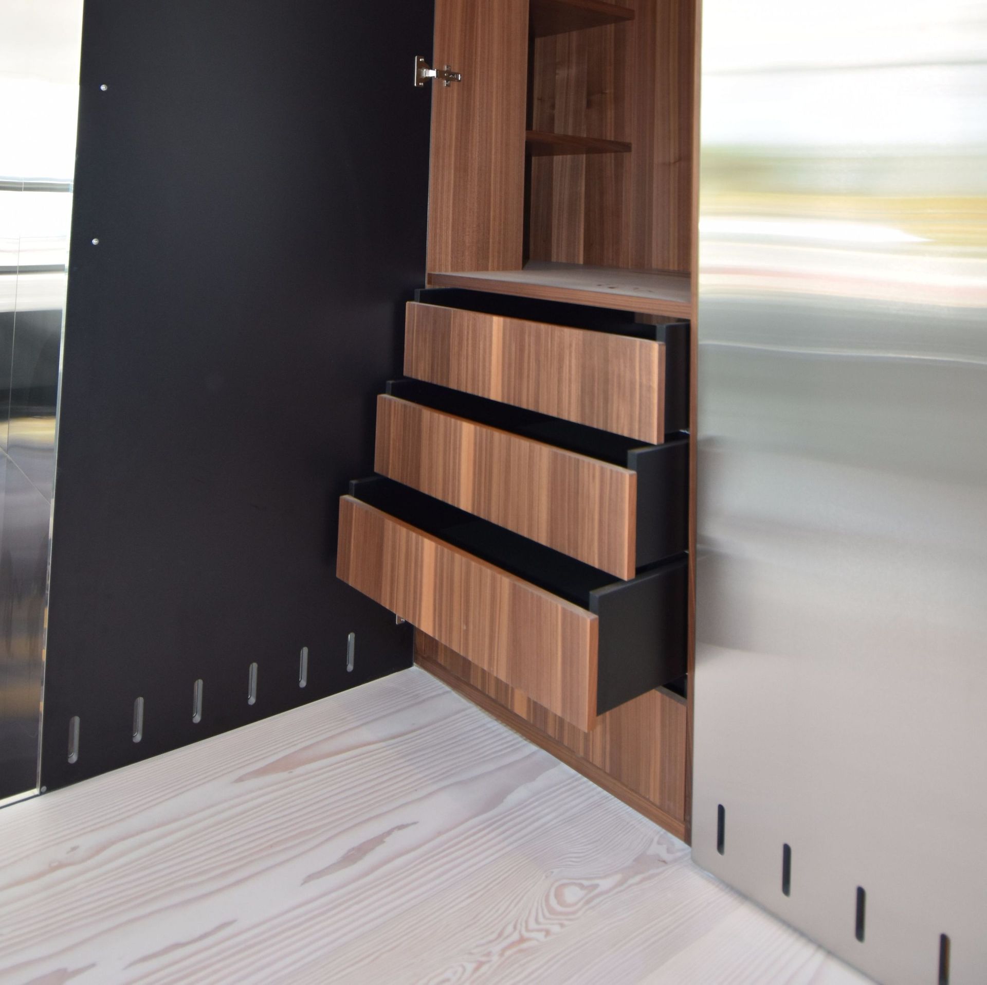 Schrank dunkel und Spiegel - Schäfer Schreinerei AG in Dielsdorf