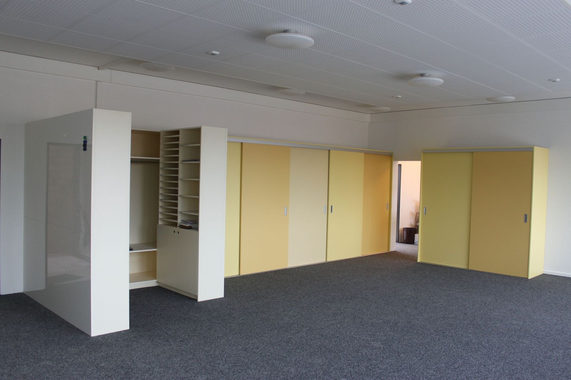 Schäfer Schreinerei AG - Regalschrank