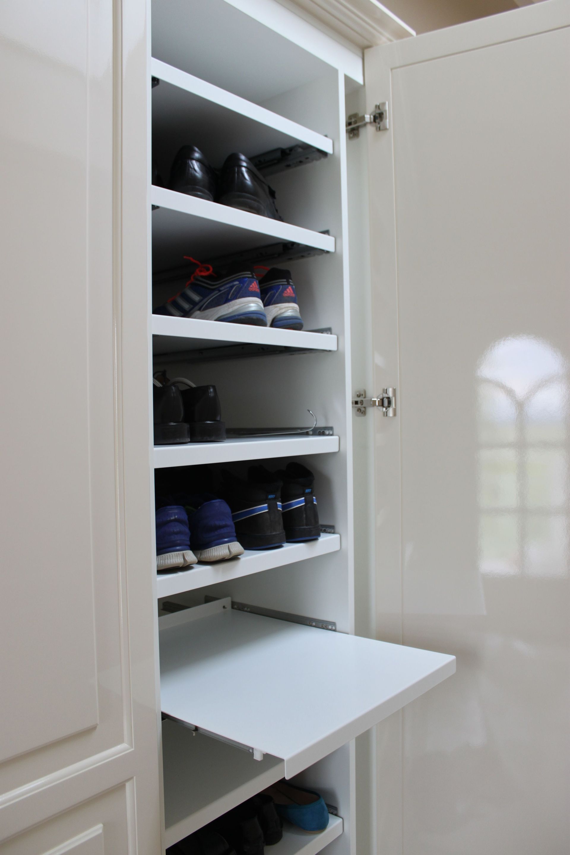 Schäfer Schreinerei AG - Schuhregal