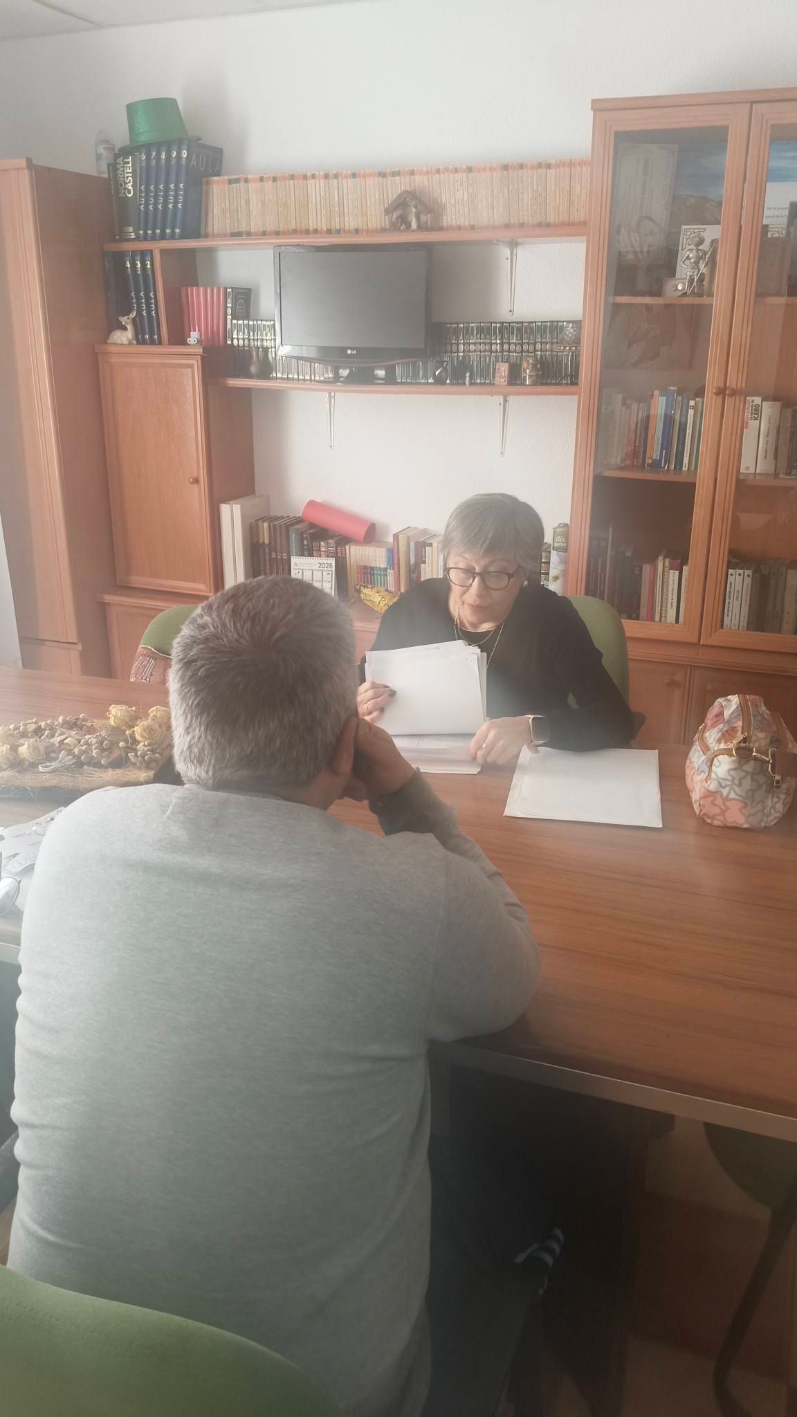 Dos personas están sentadas una frente a la otra