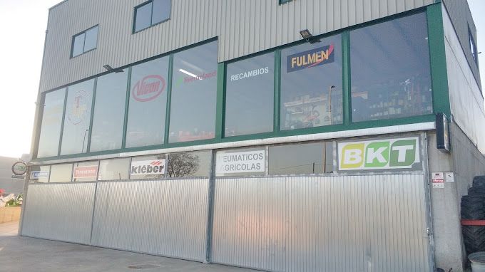 Un edificio grande con muchas ventanas y un cartel que dice bkt.