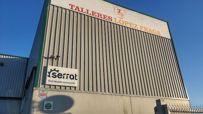 Un gran edificio con Talleres López Fraga escrito en él.
