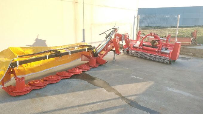 Un par de tractores están estacionados uno al lado del otro en un estacionamiento.