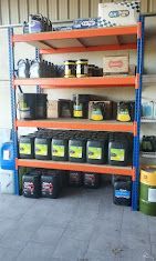 Un almacén lleno de muchas botellas de aceite y productos químicos.