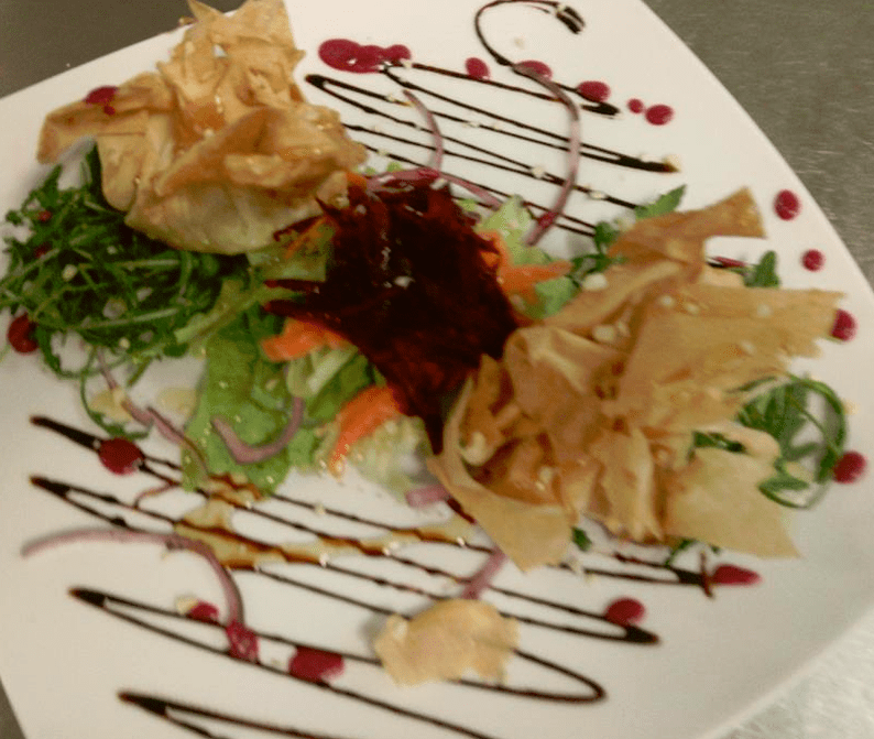 Prato de salada com wontons fritos, beterrabas e redução de balsâmico.
