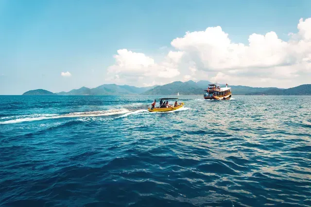 Un hombre conduce una moto acuática Sea Doo en el océano.