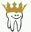 Dente de desenho animado sorridente usando uma coroa dourada.