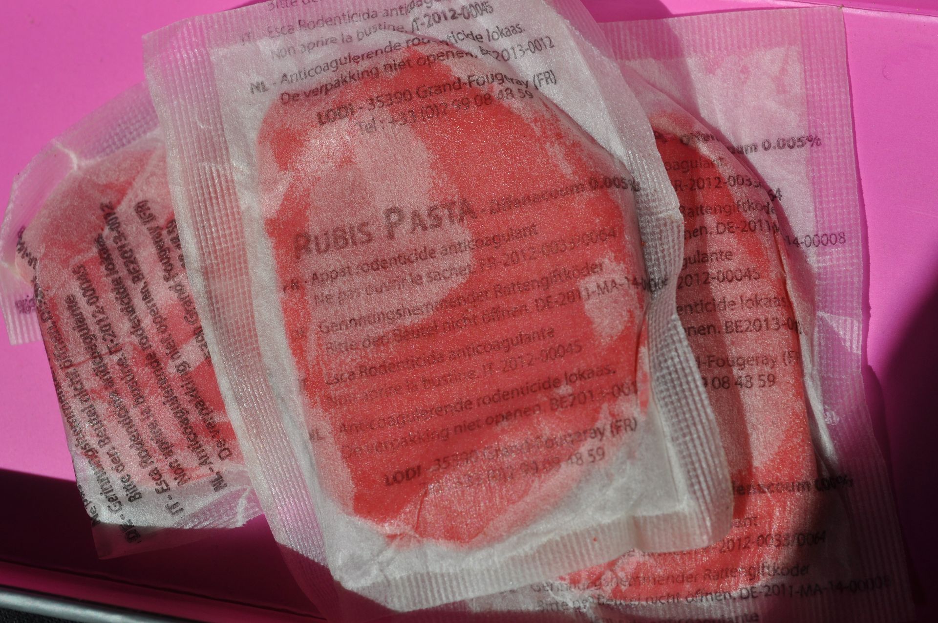 Portions alimentaires rouges emballées sous vide dans un emballage plastique transparent, le tout dans une boîte rose.