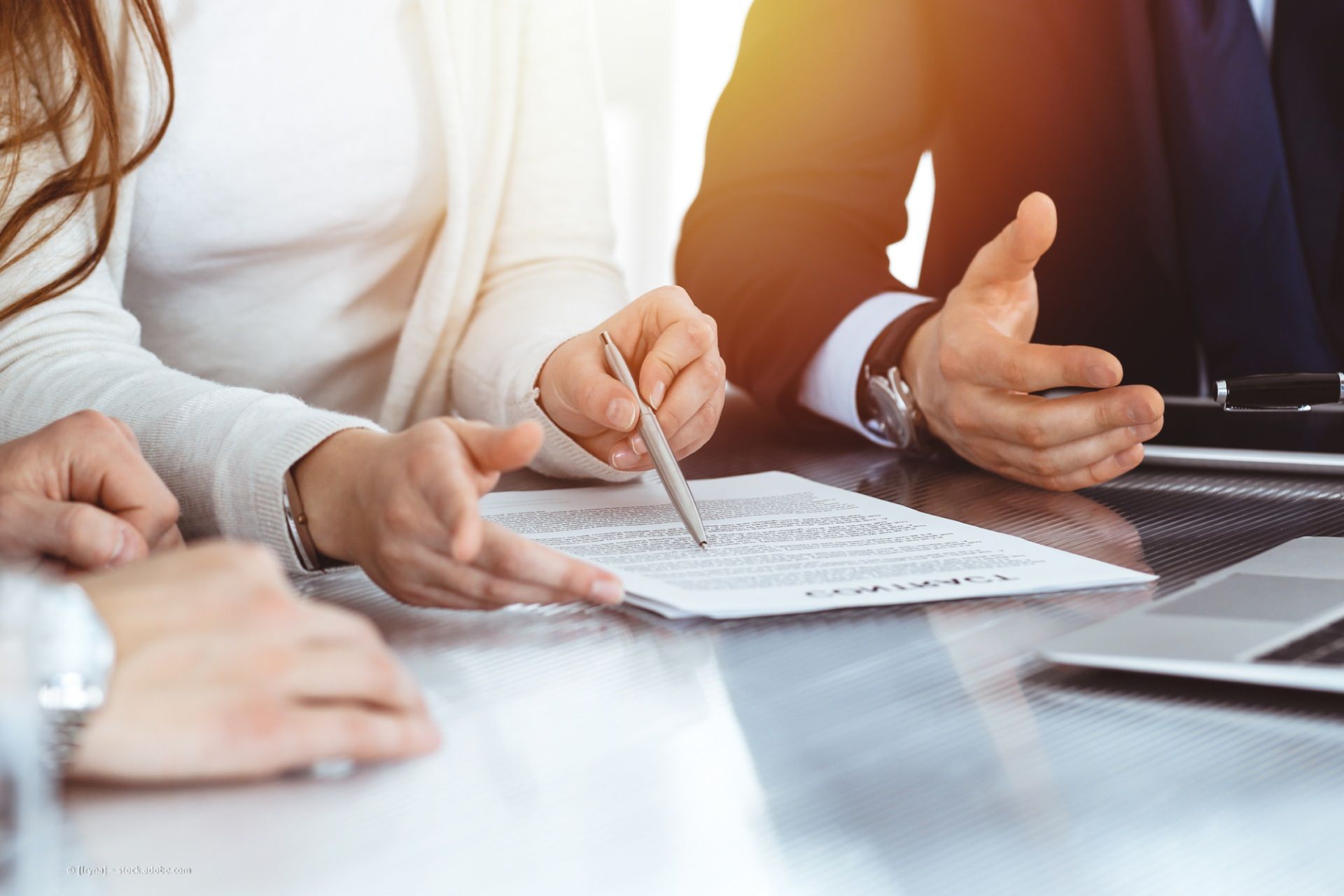 Drei Personen besprechen ein Dokument