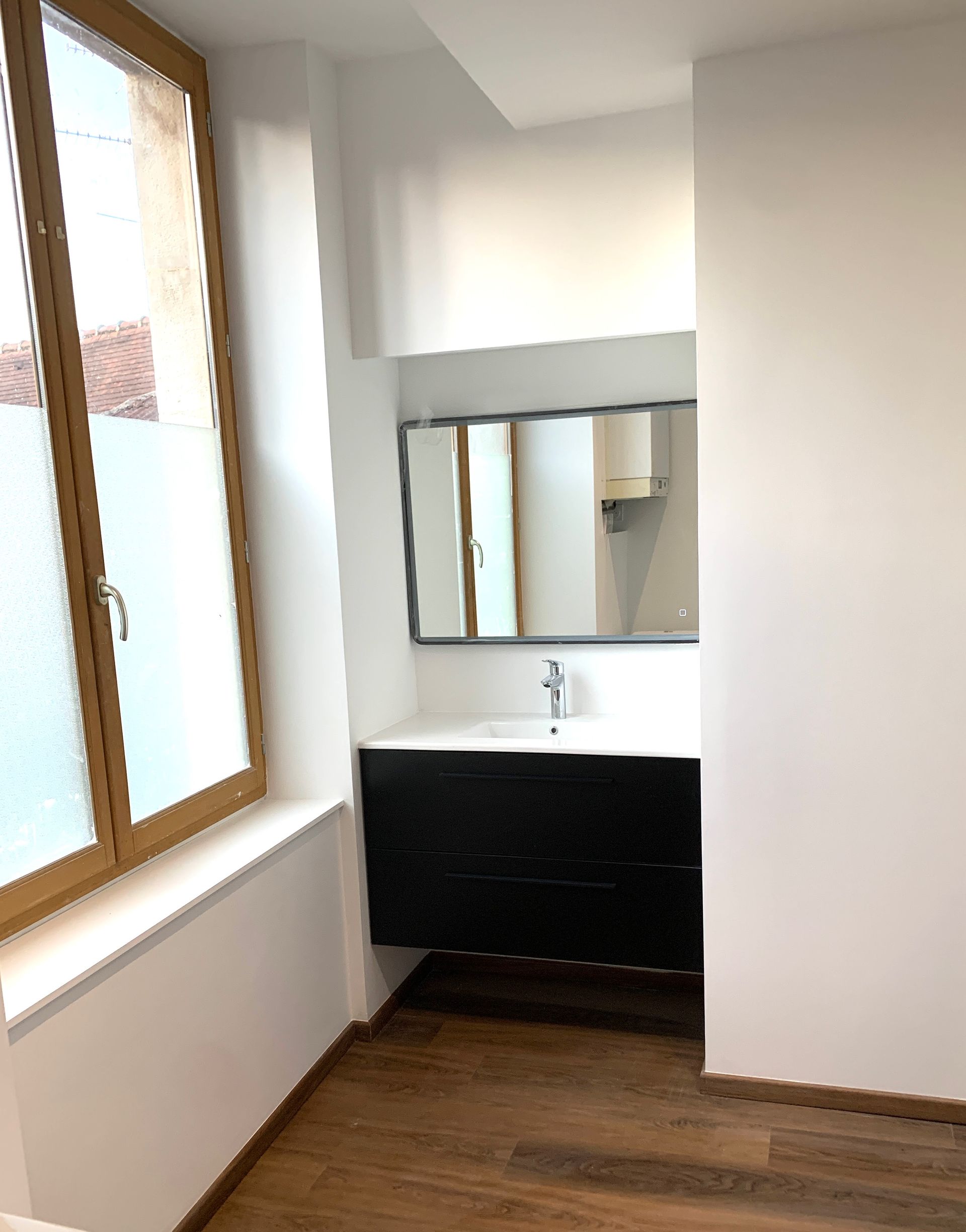 Pièce intérieure en travaux, avec des cloisons sèches bleues et un enduit blanc.