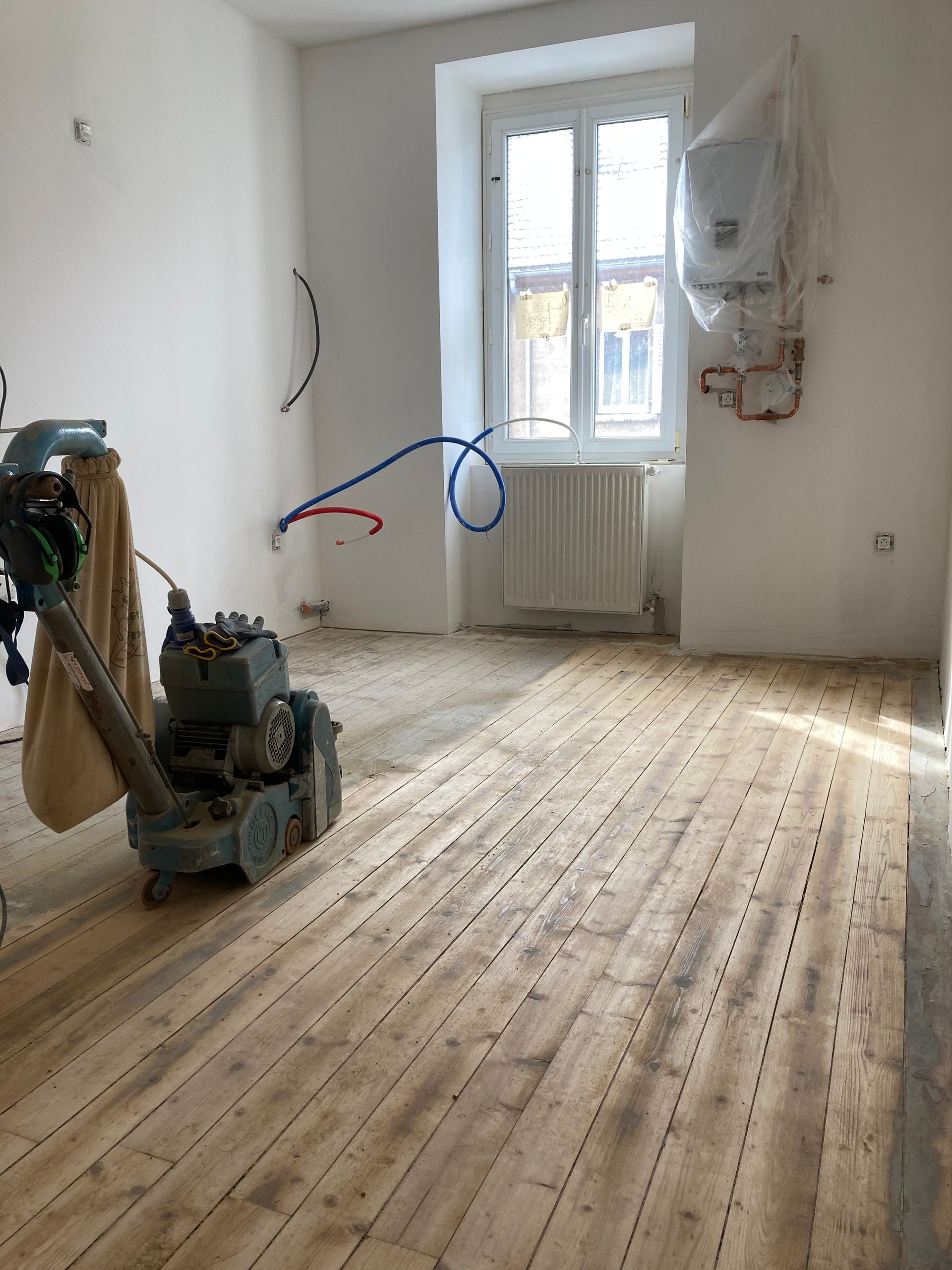 Parquet en bois clair dans une pièce d'une maison.