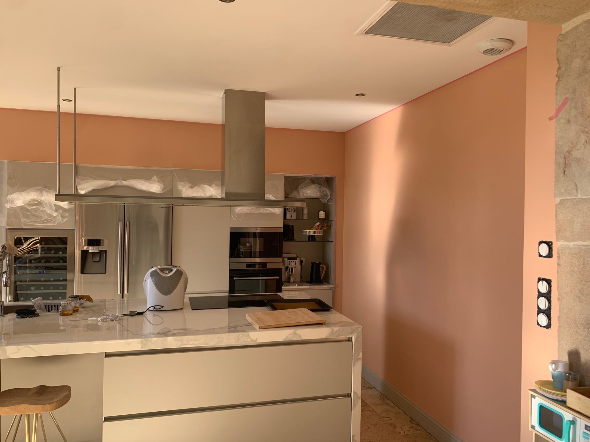 Cuisine moderne avec murs couleur pêche.