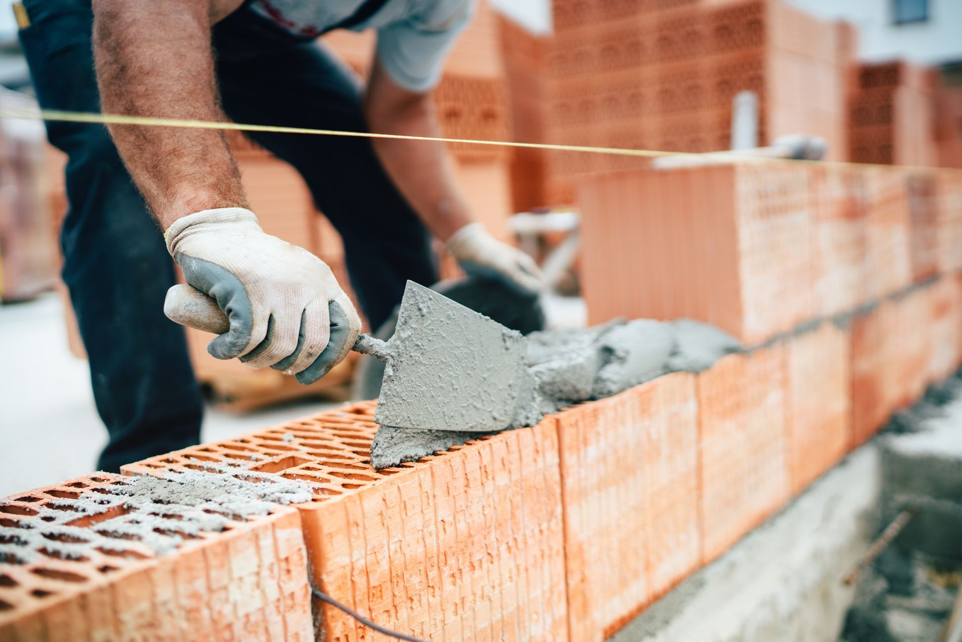 Un maçon qui construit un mur de briques