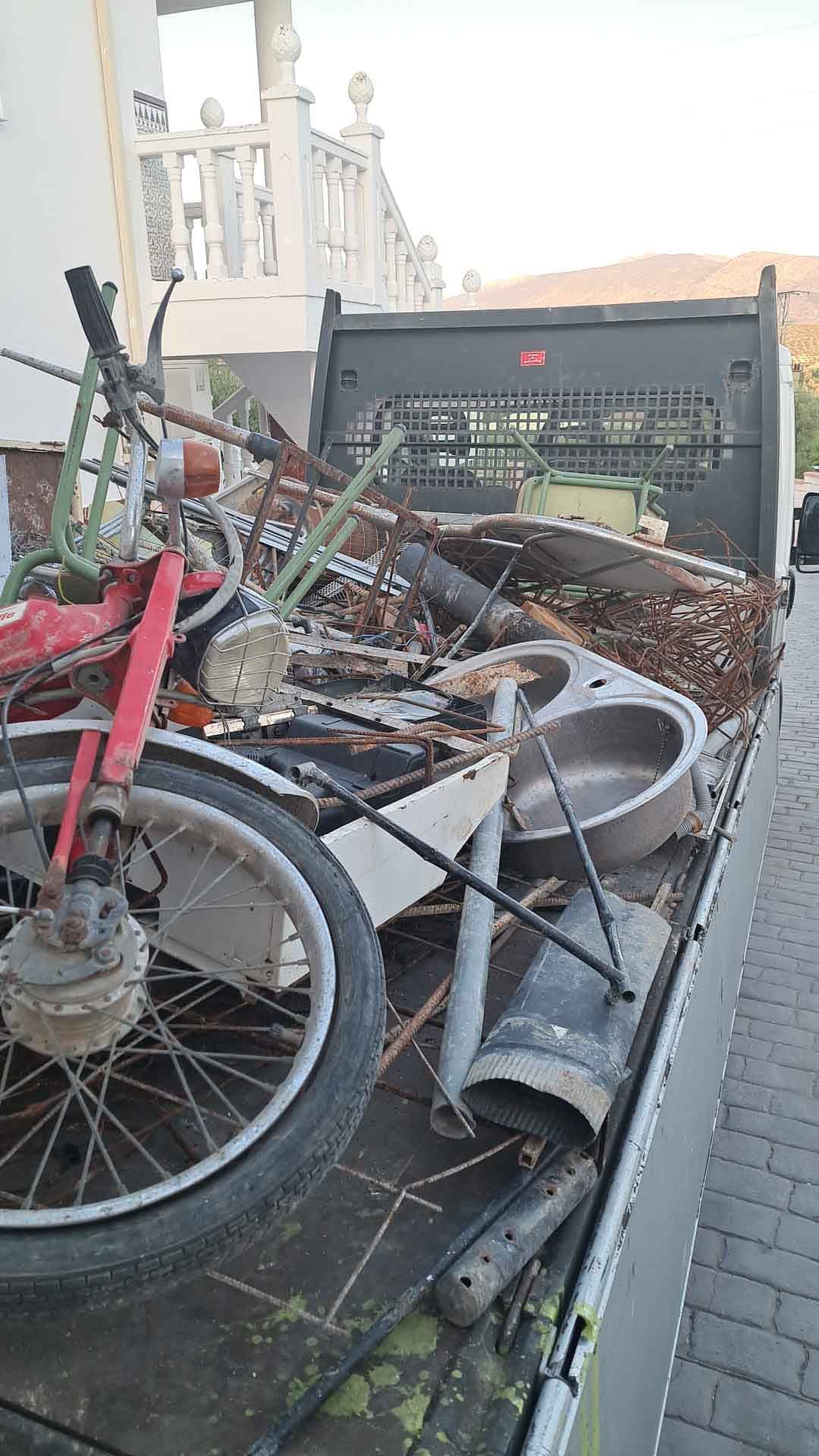 Una bicicleta está sentada en la parte trasera de un camión.