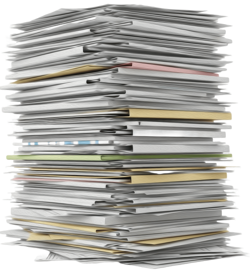 Pile de documents et de dossiers en désordre sur fond blanc.